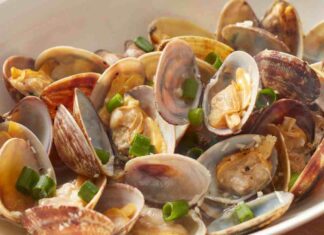Non è il solito sauté di vongole, qui aggiungo un tocco di Mediterraneo: inzuppi che è un piacere Sauté di cozze mediterraneo