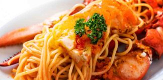 Un piatto stellato alla vigilia di Natale, gli spaghetti…ma quale alle vongole, con questi fanno il bis e contro scarpetta Spaghetti con astice - Ricettasprint.it