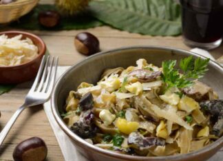 Niente ragù oggi per le tagliatelle, è un condimento bianco che arriva dal bosco Tagliatelle in bianco con castagne e funghi