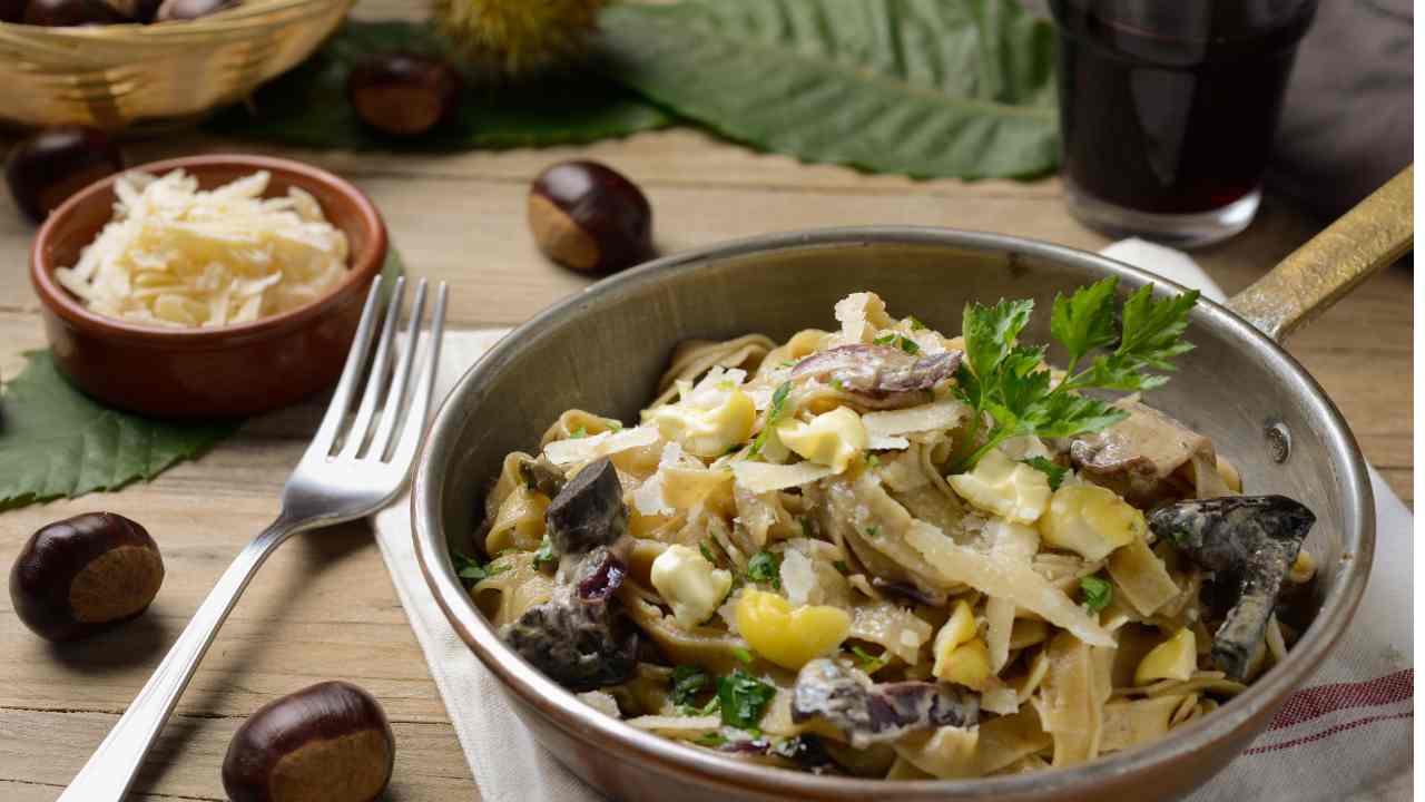 Tagliatelle in bianco con castagne e funghi