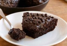 Torta al cioccolato senza forno e senza nemmeno friggitrice ad aria, la colazione perfetta esiste Torta al cioccolato senza forno - RicettaSprint