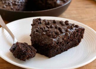 Torta al cioccolato senza forno e senza nemmeno friggitrice ad aria, la colazione perfetta esiste Torta al cioccolato senza forno - RicettaSprint