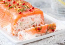 Hai mai pensato di preparare il tronchetto al salmone? Antipasto della vigilia scenografico e raffinato Tronchetto al salmone - Ricettasprint.it