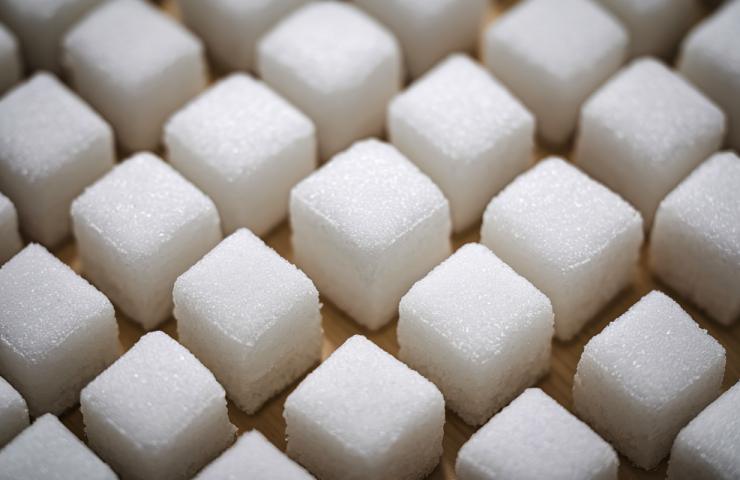 Zollette di zucchero disposte in modo simmetrico