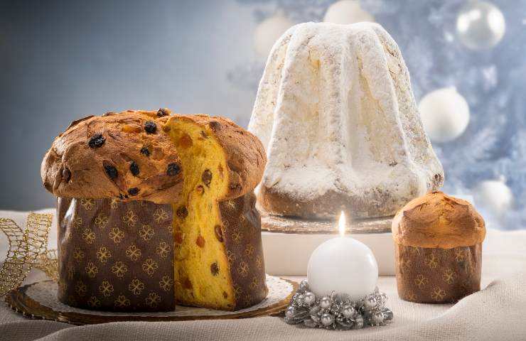 pandori e panettoni su tavola natalizia