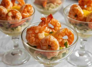 Il classico dei classici, il cocktail di gamberi su una fresca insalata. La tradizione è la base del Natale