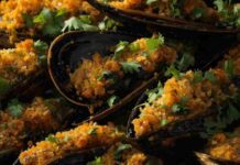 Negli antipasti della Vigilia voglio preparare uno stuzzichino pre pranzo, metto in forno le cozze e le faccio così cozze gratinate ricettasprint.it