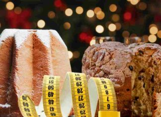 A dieta a Natale? Ecco QUANTO panettone e pandoro puoi mangiare senza ingrassare Panettone, pandoro e metro su sfondo natalizio