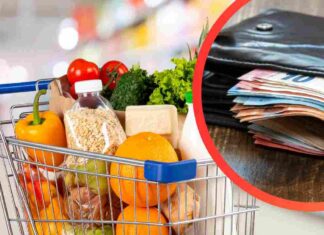 Carrello della spesa pieno e portafogli con banconote