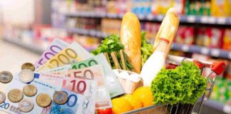 Carrello della spesa pieno e soldi in euro