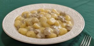 Se gli gnocchi li fai solo al ragù non sai cosa ti perdi: cremosi e con la salsiccia, primo perfetto a Natale gnocchi di patate cremosi e salsiccia ricettasprint