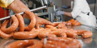 Il Ministero richiama salsicce per colpa di frammenti di metallo: “Occhio a questo lotto” Impianto di produzione di salsicce
