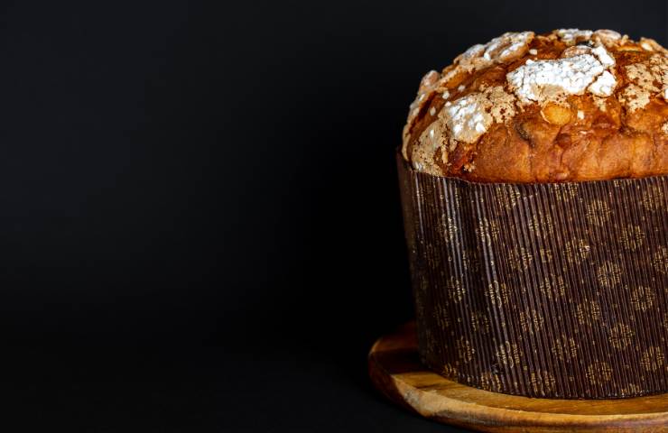 Panettone su sfondo nero