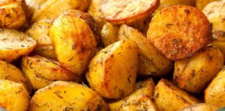 Le patate, il contorno che ha fatto e fa innamorare tutti. Al forno sono perfette anche se sei a dieta, pure a Natale patate al forno ricettasprint.it