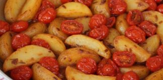 Patate croccanti e pomodorini, le metti nel menù di Capodanno ed in 10 minuti fai tutto patate croccanti e pomodorini ricettasprint