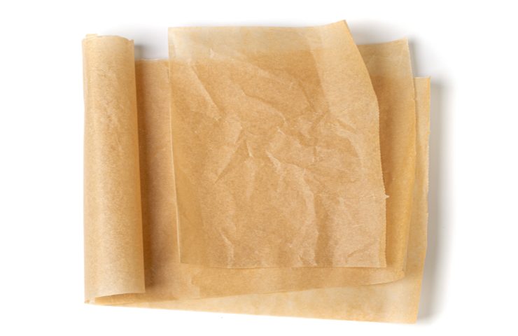 Un rotolo di carta forno su sfondo bianco