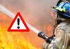 Pompiere in azione per spegnere un incendio
