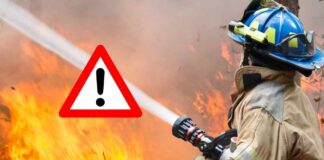 Pompiere in azione per spegnere un incendio