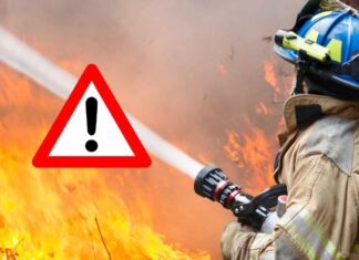 Pompiere in azione per spegnere un incendio