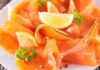 Salmone affumicato a fette condito in un piatto