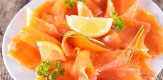 Smetti di mangiare questo salmone affumicato: i risultati del test sono scioccanti Salmone affumicato a fette condito in un piatto