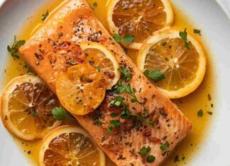 Il salmone per la Viglia con l’aroma di agrumi, in perfetto stile mediterraneo salmone agli agrumi al forno ricettasprint.it
