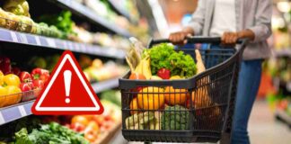 Carrello della spesa pieno in supermercato