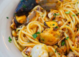 2 anni che li servo così a Natale e nessuno se ne accorge: la ricetta collaudata per gli spaghetti allo Scoglio con il preparato