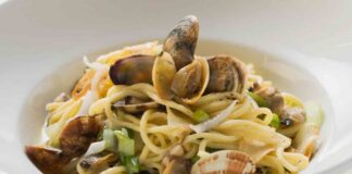 Ma quali aragoste, caviale e tartufo: io con zucchine e vongole preparo un piatto stellato spaghetti con le vongole e zucchine