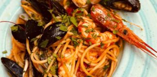 Con questi spaghetti allo Scoglio metti il mare in padella: belli cremosi senza panna, farina e senza frullare nulla spaghetti scoglio cremosi ricettasprint