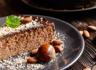 Quando voglio partire alla grande, setaccio un po’ di farina di castagne e aggiungo un ingrediente a sorpresa torta castagne