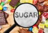 Lo zucchero non perdona: i danni che accumuli senza accorgertene, tanti metodi per ridurlo non servono Alimenti vari con zucchero e la scritta Sugar