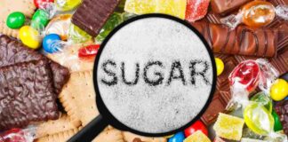 Lo zucchero non perdona: i danni che accumuli senza accorgertene, tanti metodi per ridurlo non servono Alimenti vari con zucchero e la scritta Sugar