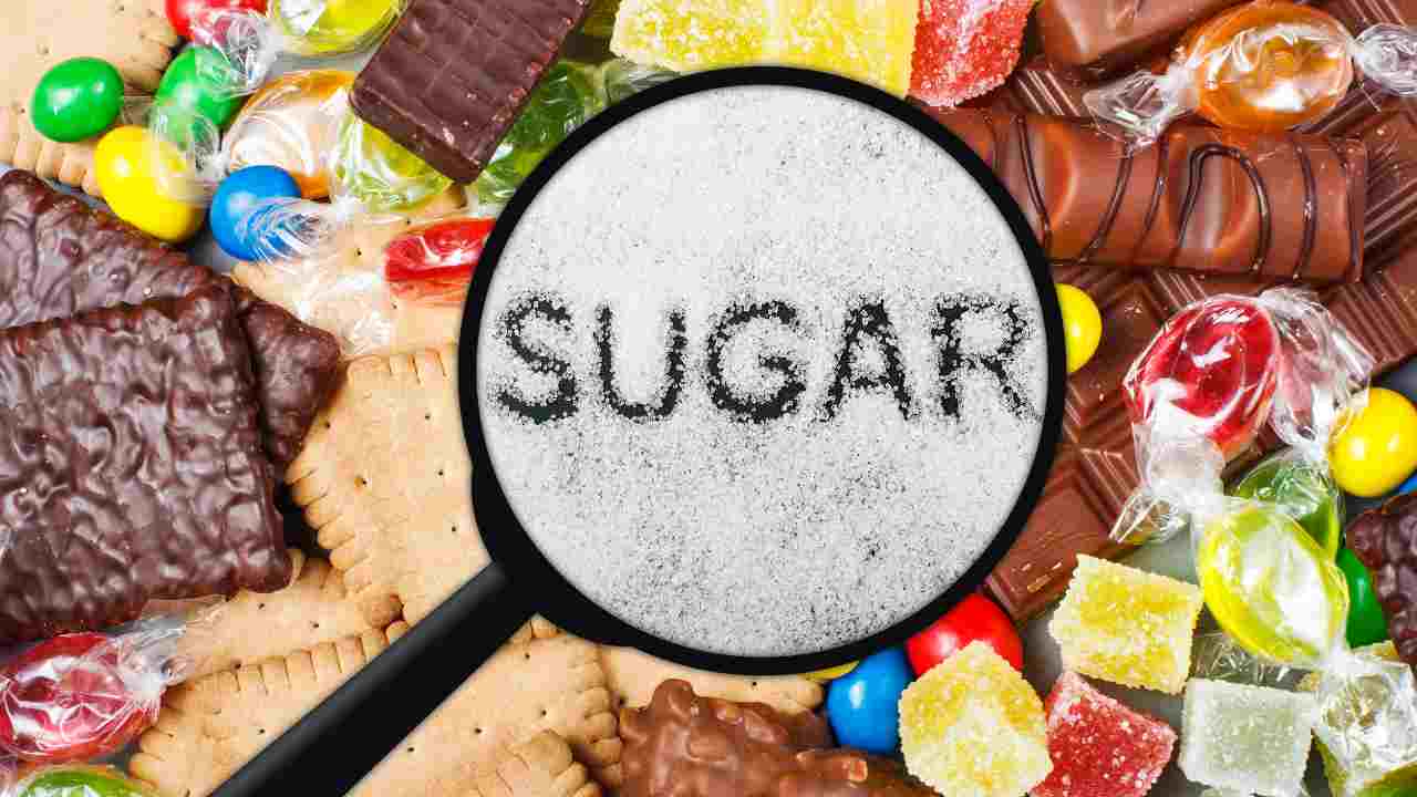 Alimenti vari con zucchero e la scritta Sugar