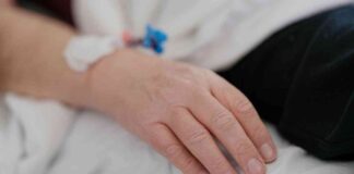 Beve cocktail gravissima intossicazione - RicettaSprint