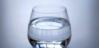 Ti svegli già stanca? Inizia così: il bicchiere d’acqua del mattino, spiegato semplice Bicchiere d'acqua al mattino - RicettaSprint