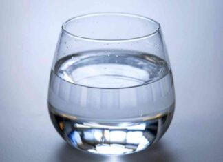 Ti svegli già stanca? Inizia così: il bicchiere d’acqua del mattino, spiegato semplice Bicchiere d'acqua al mattino - RicettaSprint