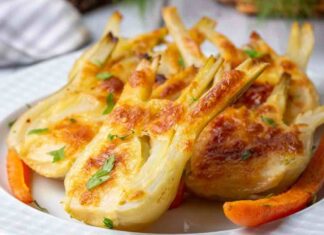 Spaccali a metà e ricoprili di besciamella e parmigiano non ti pensare sono solo finocchi FINOCCHI INTERI AL GRATIN