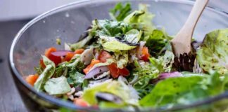 Insalata condita non si butta mica: prova queste 3 tecniche di conservazione salva sprechi Insalata condita come conservarla - RicettaSprint