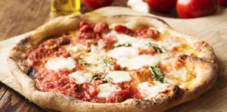 Pizza napoletana in poche mosse, il take away lo chiamerò settimana prossima Pizza napoletana - RicettaSprint