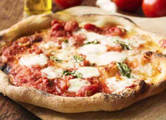 Pizza napoletana in poche mosse, il take away lo chiamerò settimana prossima Pizza napoletana - RicettaSprint