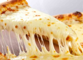 Ma la pizza come si mangia: con le mani o no? Il bon ton parla chiaro! Pizza si mangia con le mani o no - RicettaSprint