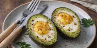 Uova dentro avocado - RicettaSprint