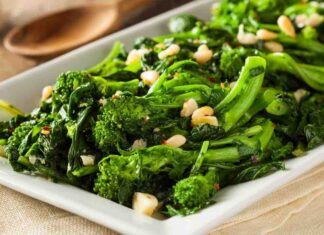 Broccoletti romani ripassati, con solo 2 cucchiai di olio e tanto peperoncino, buonissimi broccoletti romani