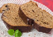 La torta alla frutta secca e cioccolato, solo rimasugli di noci, nocciole, mandorle e il cioccolato di natale cioccolato e frutta secca