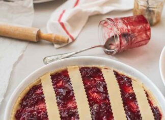 Crostata di marmellata e mandorle, l’anno nuovo si inizia con le buone abitudini crostata alla marmellata e mandorle