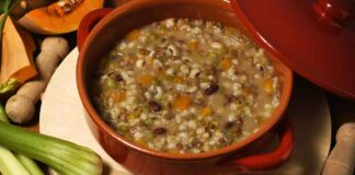 Altro che brodini vari, la sera per tutti gli aspetta questa zuppa in tavola super top farro e legumi