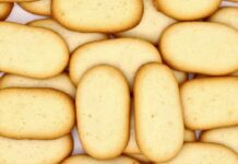 Biscotti lingue di gatto fatti in casa, la ricetta di nonna Gina non sbaglia mai un colpo, si sciolgono in bocca lingue di gatto