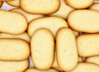 Biscotti lingue di gatto fatti in casa, la ricetta di nonna Gina non sbaglia mai un colpo, si sciolgono in bocca lingue di gatto