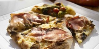 La pinsa romana non è una pizza, ma molto di più, falla in bianco con funghi e prosciutto pinsa
